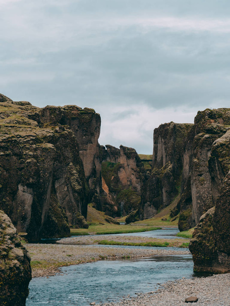 fjadrargljufur kaňon Islandu s modrou vodou a zatažené obloze. opravdu krásný kaňon svisle - Fotografie, Obrázek