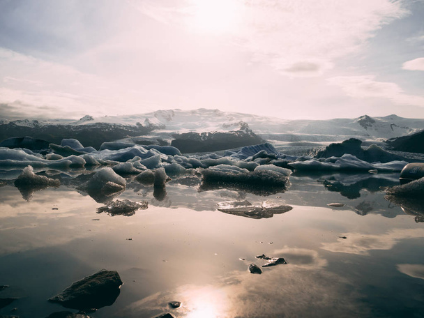 lagoa glaciar na Islândia. Jokulsarlon lagoa beautfiul em forma de icebergs ensolarado
 - Foto, Imagem