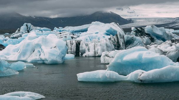 grote ijsbergen in jokulsarlon gletsjerijs lagune IJsland - Foto, afbeelding
