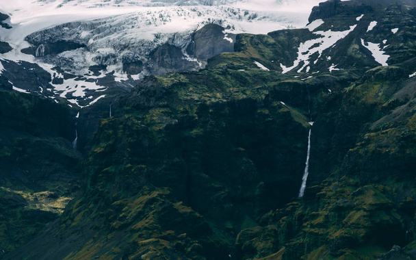 雲の氷河で覆われた氷河と、草原の美しいアイスランドの風景 - 写真・画像