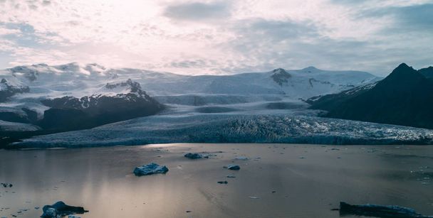 Widok z lotu ptaka laguny lodowiec w Islandii drone - Zdjęcie, obraz
