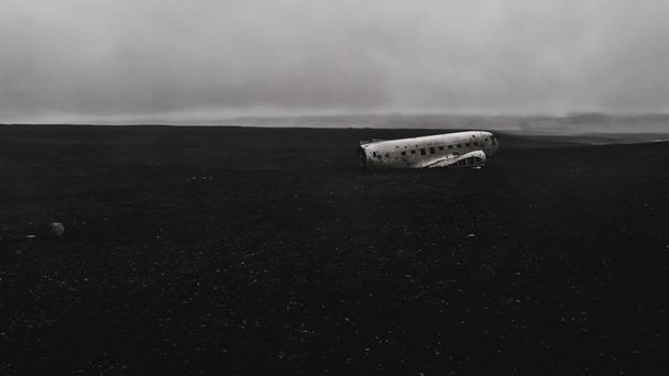 Luftaufnahme des Flugzeugwracks in Island ohne Menschen, Drohne - Foto, Bild