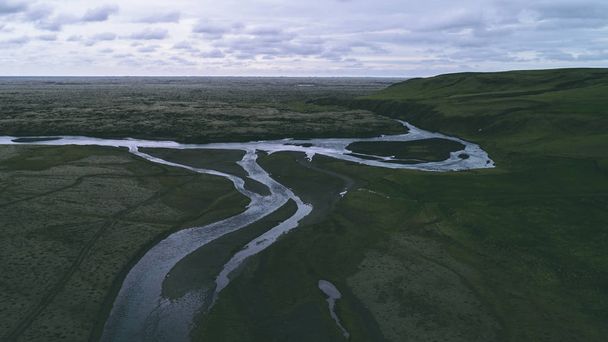 Εναέρια άποψη του ποταμού στην μαύρη άμμο και πολλές διασταυρώσεις, κηφήνας - Φωτογραφία, εικόνα