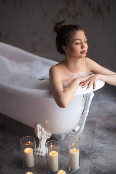 young woman relaxing in the bathroom - Foto, Imagen