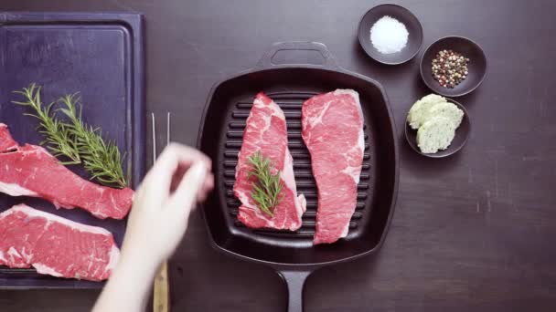 Nyers New York-i sztriptíz steak  - Felvétel, videó