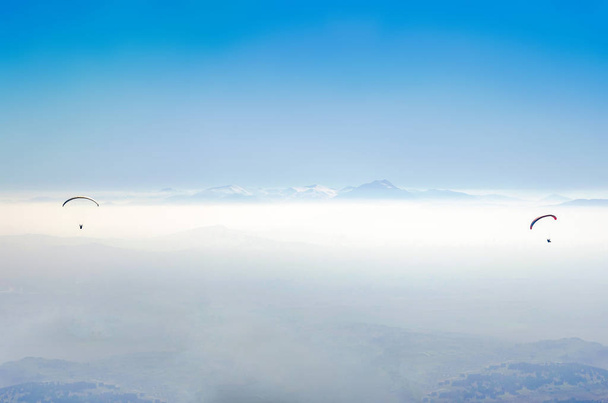 parapente en Nepal con vista al Himalaya y cielo azul claro
 - Foto, imagen