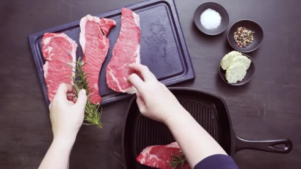 Nyers New York-i sztriptíz steak  - Felvétel, videó