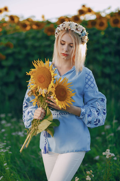 girl and sunflowers - Valokuva, kuva