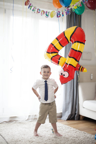 Πορτρέτο του ένα όμορφο αγόρι 4 ετών με μπαλόνια. Γενέθλια. Ευτυχισμένο παιδί σε ένα κοστούμι. Αγάπη. - Φωτογραφία, εικόνα