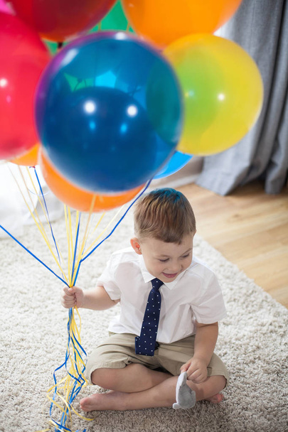 Porträt eines hübschen Jungen von 4 Jahren mit Luftballons. Geburtstag. glückliches Kind im Anzug. Liebe. - Foto, Bild