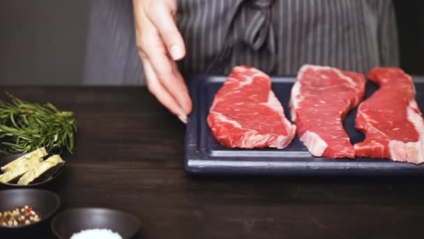Raw New York strip steaks  - Metraje, vídeo