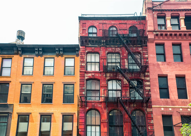  ビンテージのニューヨーク市のアパートの建物のファサードの行 - 写真・画像