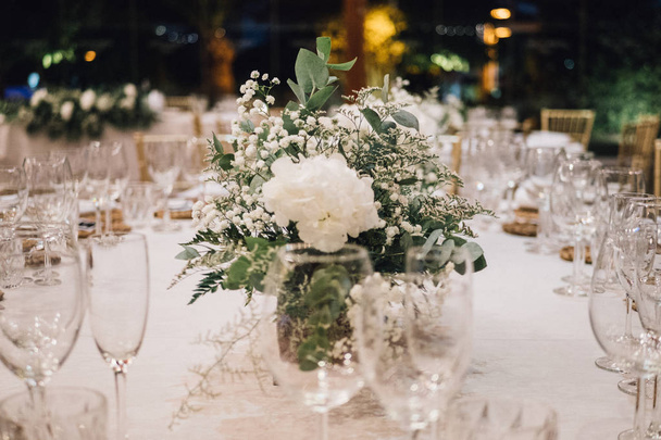 κεντρικό θέμα των λευκών λουλουδιών σε ένα γάμο - Φωτογραφία, εικόνα