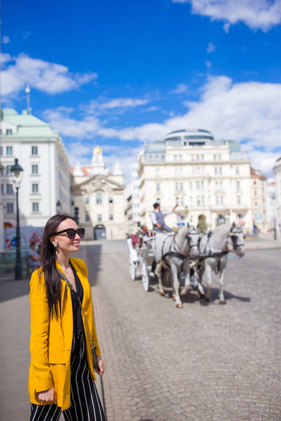 Tourist girl enjoying her european vacation in Vienna - Foto, Imagem