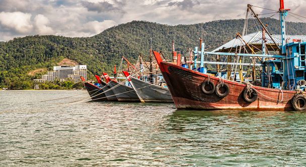The colorful fishing boats at the anchor of the coast in Penang, Malaysia. - Foto, imagen