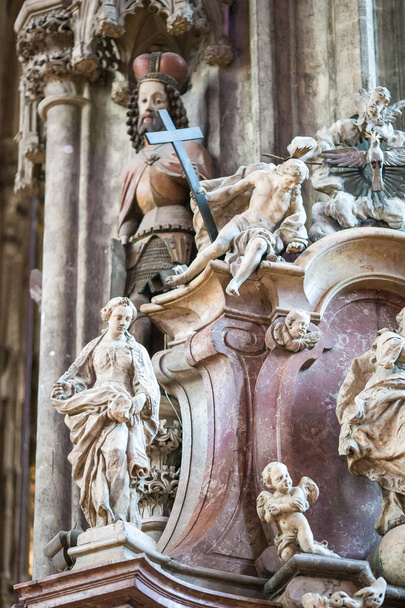 Elementos de um interior A paróquia católica romana no estilo da Igreja de São Pedro em Viena na Áustria
. - Foto, Imagem