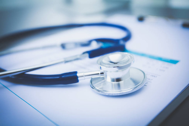 Attrezzatura medica: stetoscopio blu e tablet su sfondo bianco. Attrezzature mediche - Foto, immagini