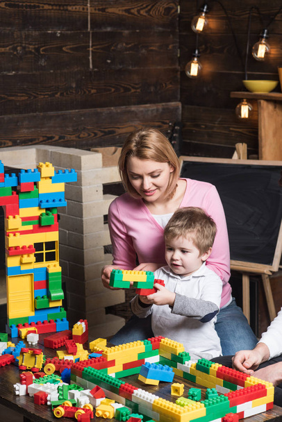 Moeder concept. Moeder en zoon spelen speelgoed bakstenen. Moeder en kind gebouw structuurmodel met blokken. Mijn moeder is prachtig. Moederdag - Foto, afbeelding