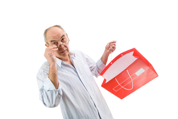 man in glazen houden rode paperbag - Foto, afbeelding