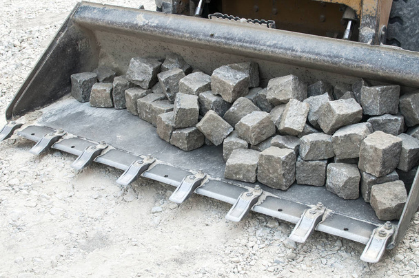 Бульдозер передний погрузчик крупный план полный гранита винтажные улицы каменные плиты
 - Фото, изображение
