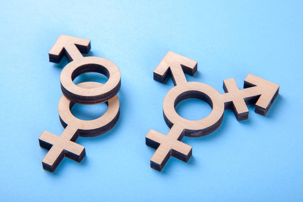 Символ трансгендерних і гендерних символів чоловіка і жінки дерева на синьому
 - Фото, зображення