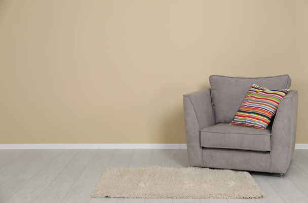 A stílusos, kényelmes fotel elegáns szobabelső - Fotó, kép