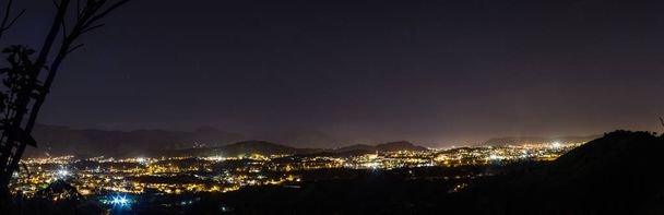 Πανοραμική θέα στην πόλη τη νύχτα - Φωτογραφία, εικόνα