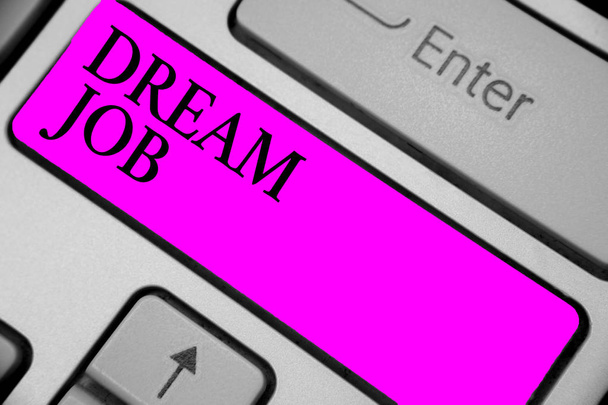 Письменный почерк Dream Job. Концепция означает действие, которое выплачивается зарплатой и давая вам беспорядочность Клавиатура фиолетовый ключ Намерение создать компьютерные вычислительные отражения документ
 - Фото, изображение