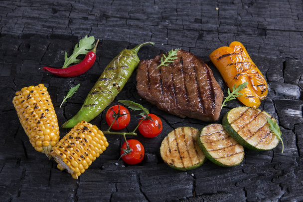 Hovězí steak s grilovanou zeleninou - Fotografie, Obrázek