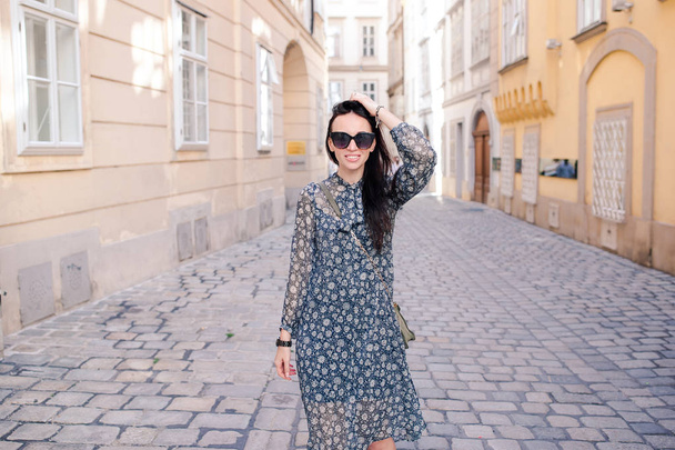 街で歩いている女性。ヨーロッパの都市の屋外若い魅力的な観光 - 写真・画像