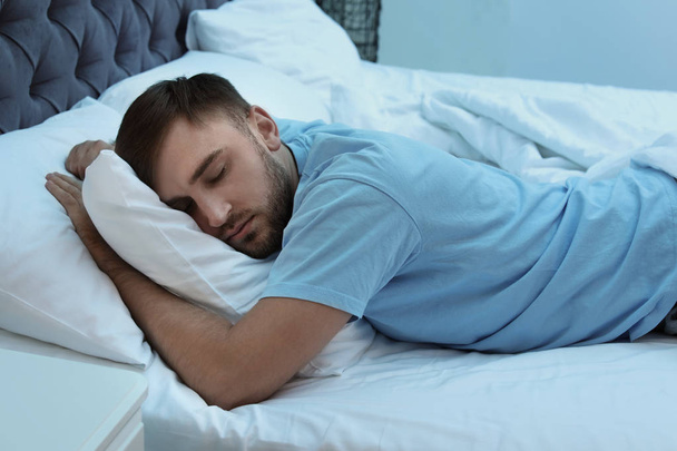 Genç yakışıklı adam yatakta gece uyku - Fotoğraf, Görsel