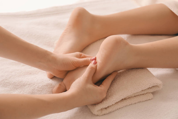 Piękna młoda kobieta odbiera masaż stóp w spa salon - Zdjęcie, obraz