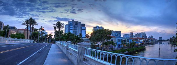 Růžový západ slunce nad barevné obchody obce na benátském zálivu v Naples, na Floridě - Fotografie, Obrázek