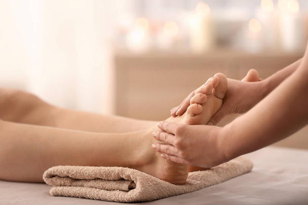 Bella giovane donna che riceve massaggio ai piedi nel salone spa
 - Foto, immagini