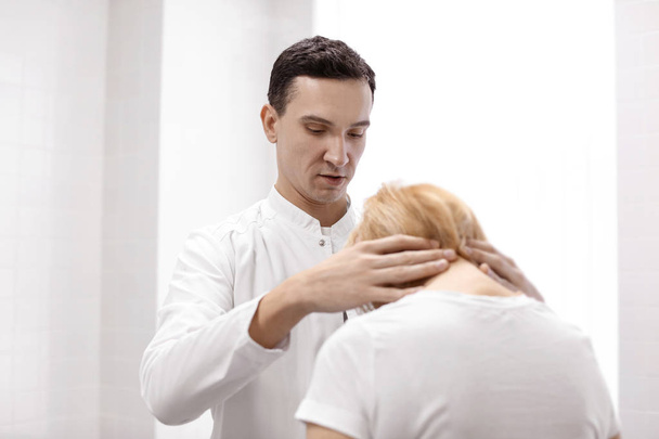 Orthopedist examining patient in hospital - Valokuva, kuva