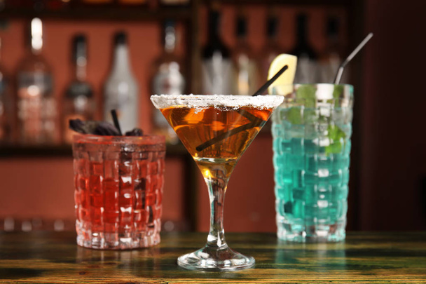 Очки с вкусными коктейлями на стойке в баре
 - Фото, изображение