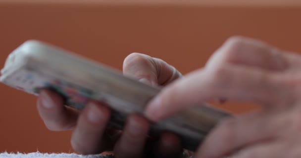 руки зрілої жінки, що зачиняються на мобільному телефоні - смартфон широко використовується жінками КОНСЕПТ
 - Кадри, відео