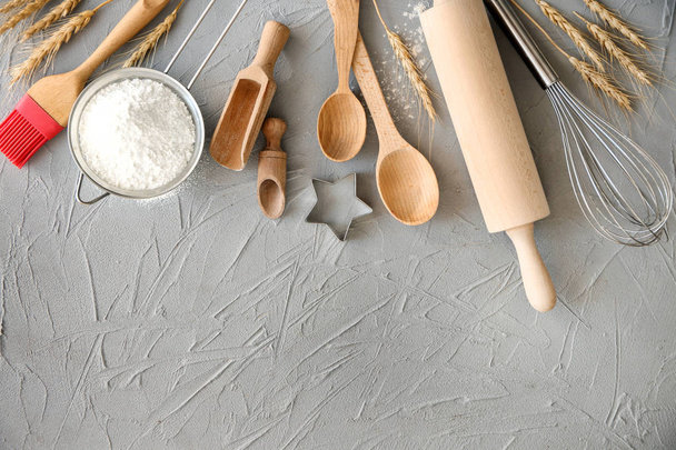 Composición plana con utensilios de cocina y harina sobre fondo gris. Taller de panadería
 - Foto, Imagen