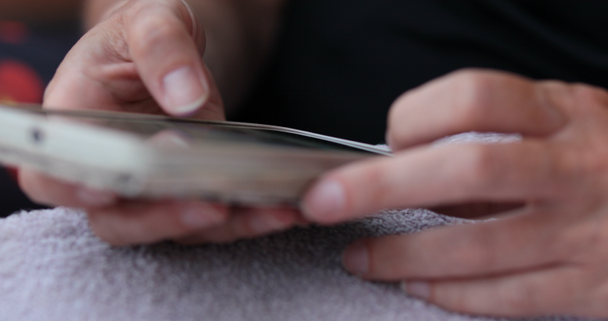 manos de mujer madura deslizando en su teléfono móvil - teléfono inteligente es ampliamente utilizado por las mujeres CONCEPTO
 - Metraje, vídeo