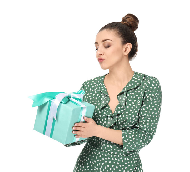 gyönyörű fiatal nő ajándék doboz fehér háttér - Fotó, kép