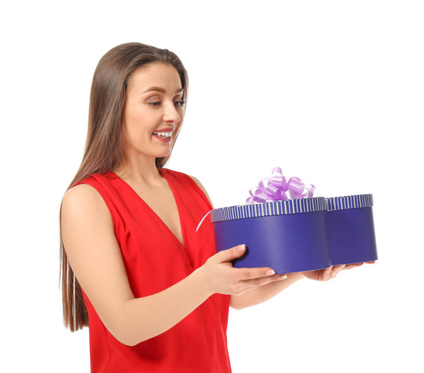 krásná mladá žena s dárkovou krabicí na bílém pozadí - Fotografie, Obrázek