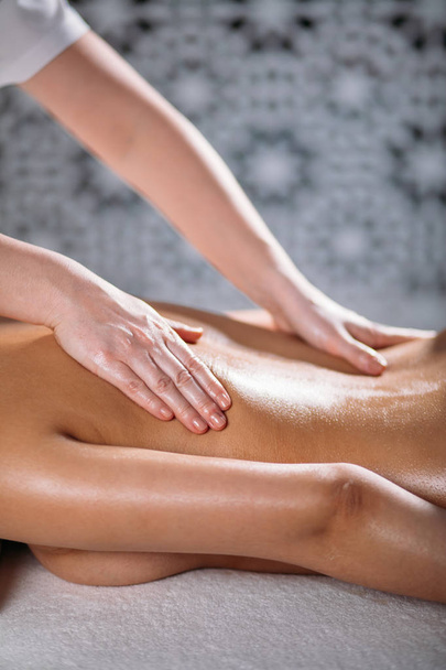 Massage van de rug. Massage concept. een spieren ontspannen - Foto, afbeelding