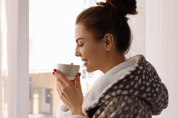 Rano z piękną, młodą kobietę, picia kawy w domu - Zdjęcie, obraz