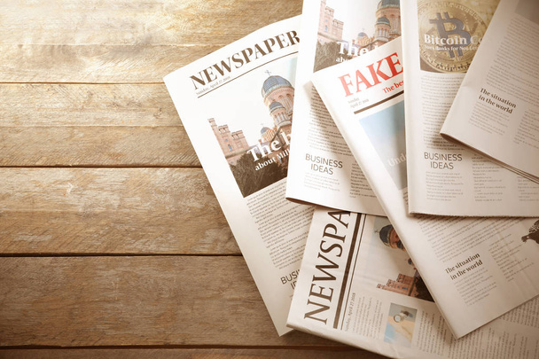 Газеты на деревянном фоне
 - Фото, изображение