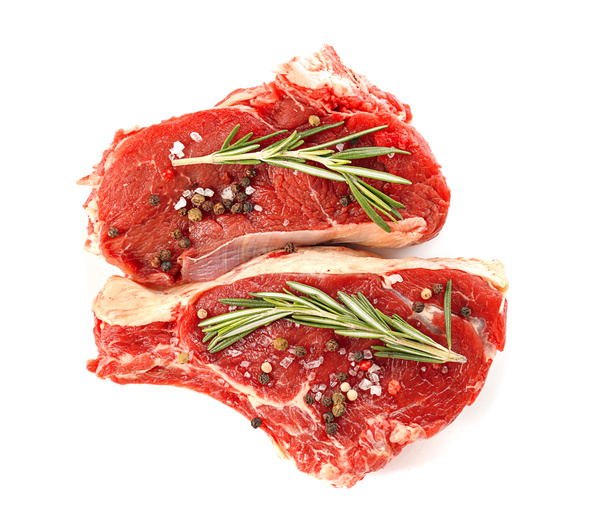 Carne cruda con romero y especias sobre fondo blanco, vista superior
 - Foto, Imagen