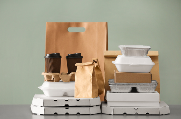 色背景にテーブルに別のパッケージ。食品の配達サービス - 写真・画像