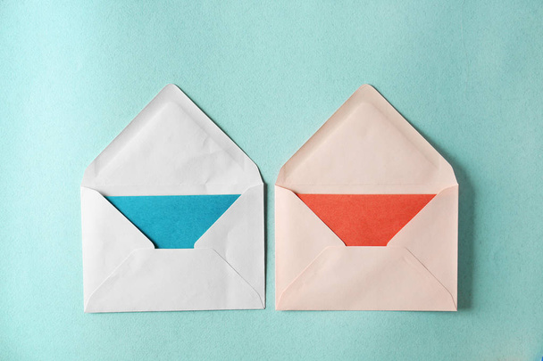 Renk arka plan üzerinde kağıt zarflar - Fotoğraf, Görsel