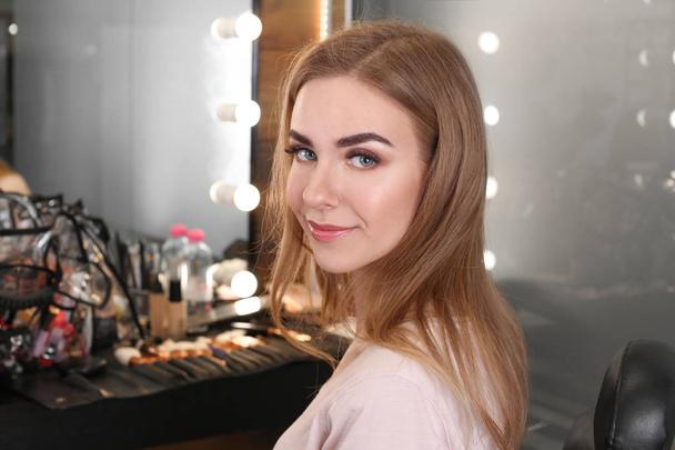 Jovem mulher atraente com maquiagem profissional no salão de beleza
 - Foto, Imagem