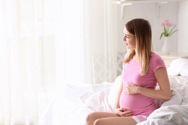 Reggel, a gyönyörű fiatal terhes nőt hálószoba - Fotó, kép