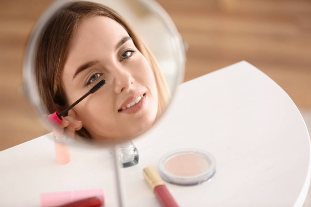 Krásná mladá žena použití make-up, ráno - Fotografie, Obrázek